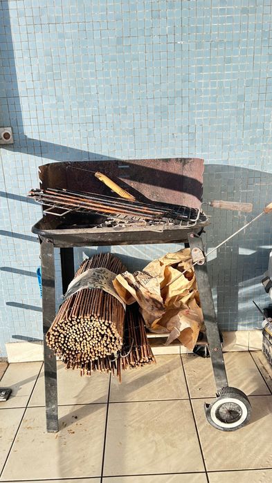 Grelhador de rua a lenha