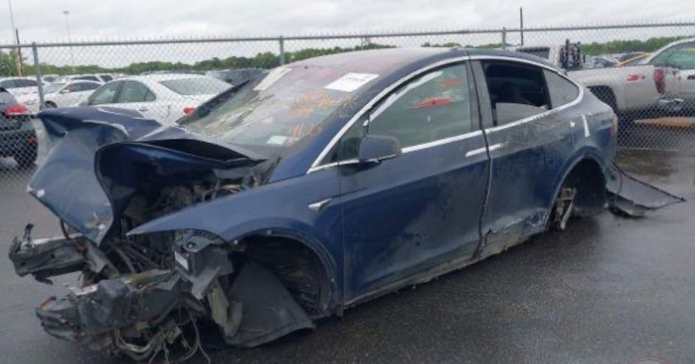 Тесла X продаж в дорозі