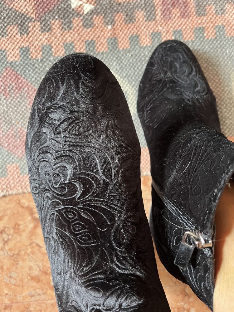 Botins pretos de veludo com padrão