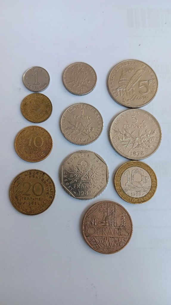 11 Moedas de francos franceses, diversas.