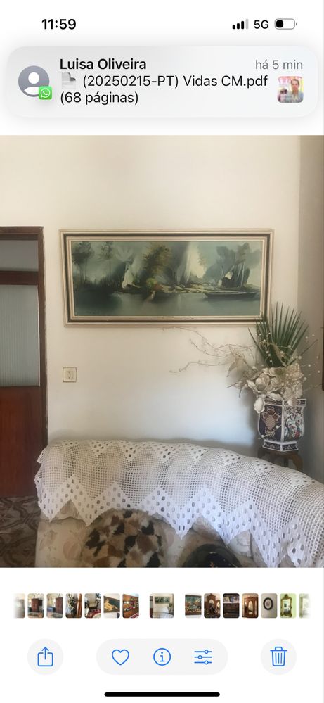 Quadros de estilos diferentes um branco com tela e outro uma tapeçaria