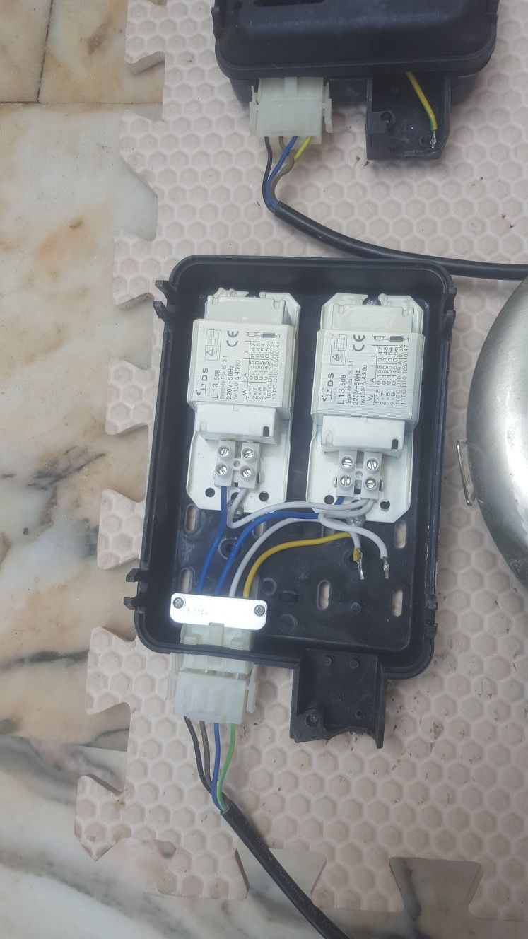 3 focos de aplicar  em tetos comos respetivos balastros