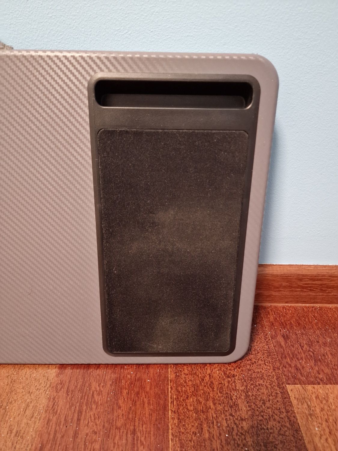 Podstawka pod laptopa z podkładką na myszkę i miejscem stojącym na tel