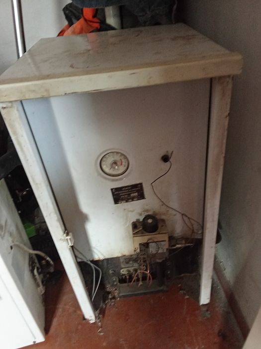 Котел газовий двох контурний Антон в гарному робочому стані та бойпас.