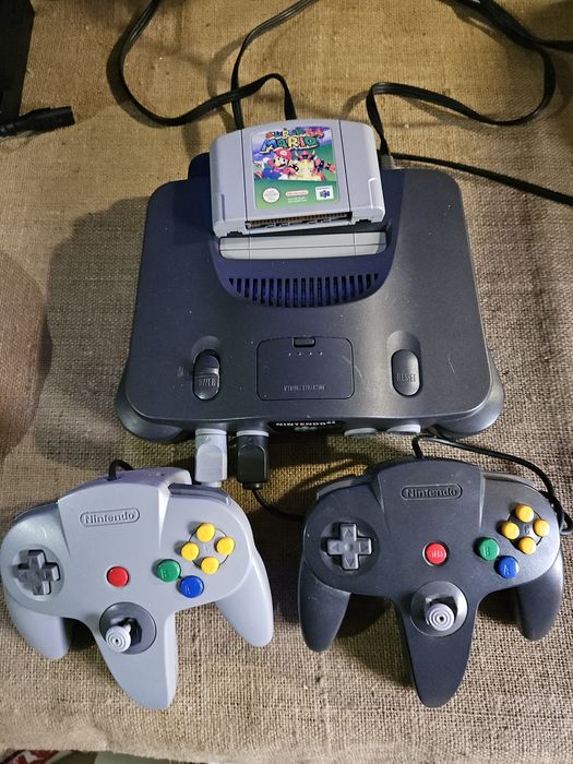 Nintendo 64 com um jogo
