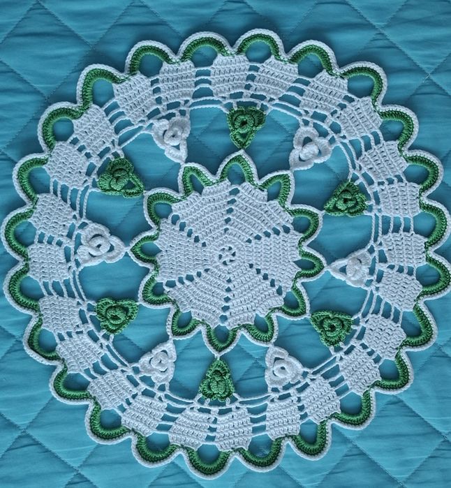 Naperão em crochê branco e verde