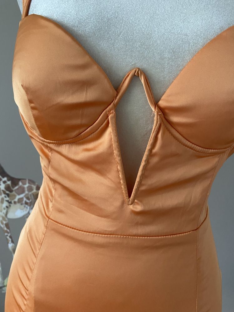 Satynowa imprezowa neonowa sukienka push up klubowa
