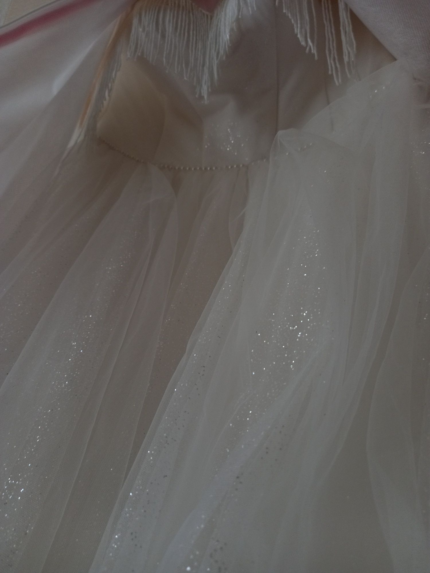 Весільна блискуча сукня
