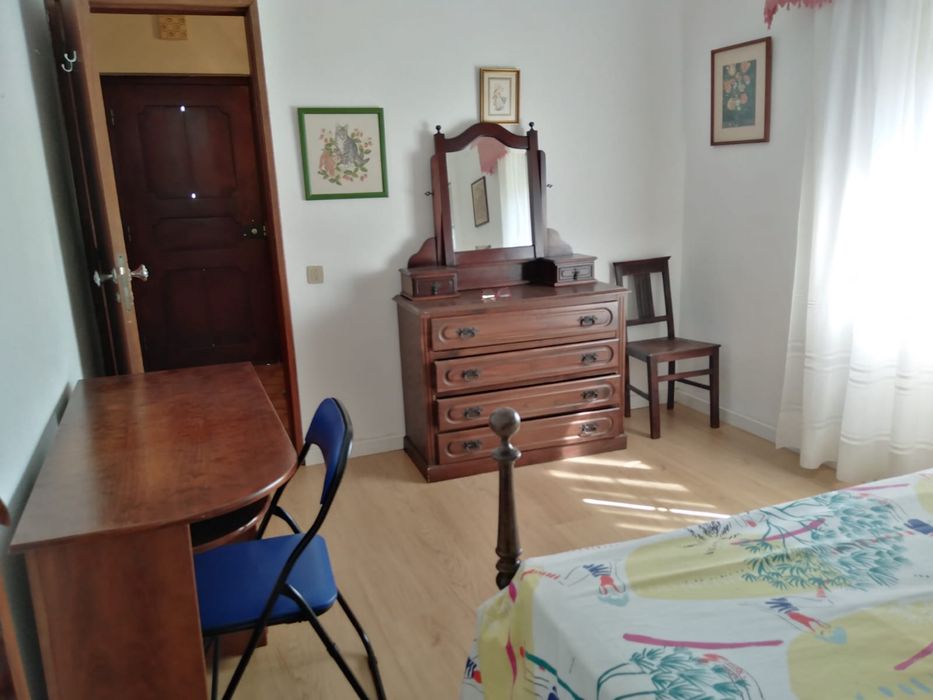 Aluga-se quarto a professor