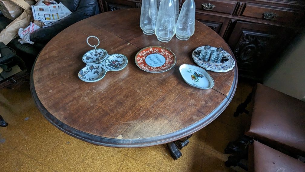 Mesa e móvel sala de jantar antigas, vintage