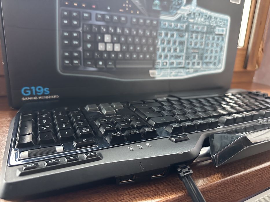 Топова ігрова клавіатура Logitech G19S з екранчиком