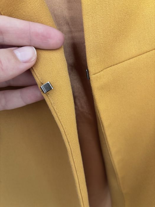 Стильний піджак гірчичного кольору