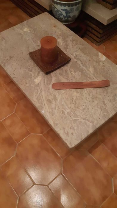Mesa de sala de estar em pedra
