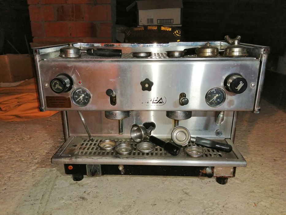 Máquina de café áurea industrial.