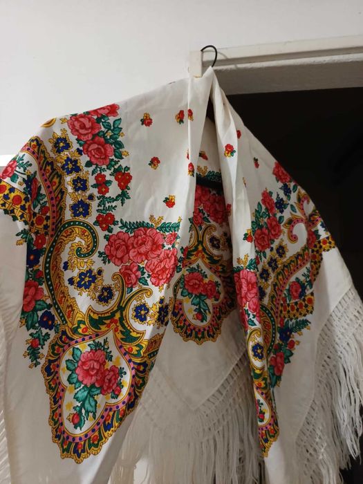 2 lenços de Vianeza com franja, um verde e outro branco (valor cada)