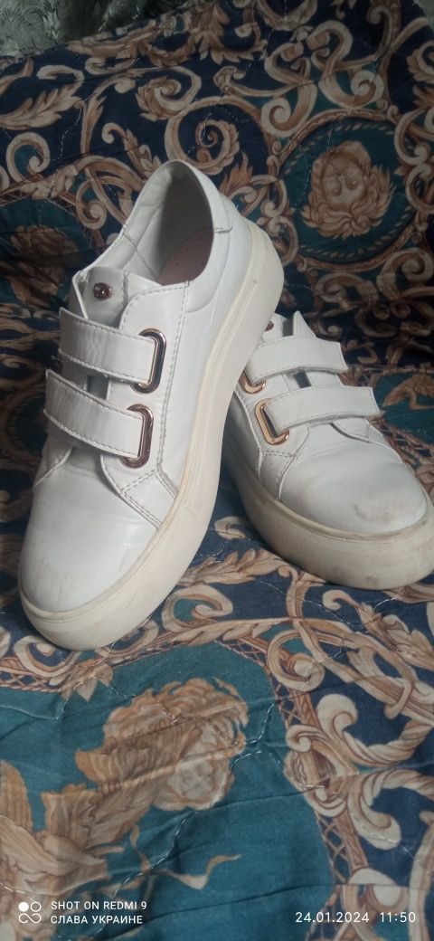 Кросівки білі розмір 37