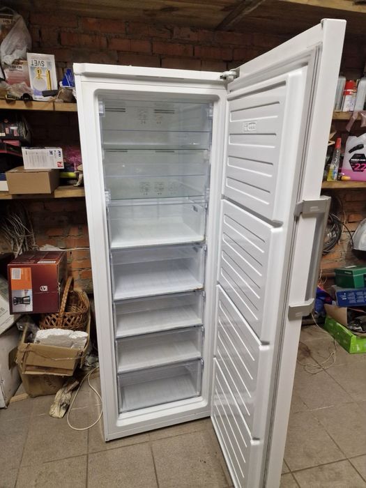 Морозильна камера беко.