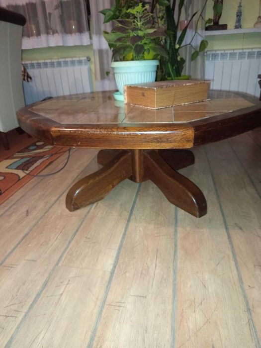 Dębowa ława z blatem w mozaikę z płytek