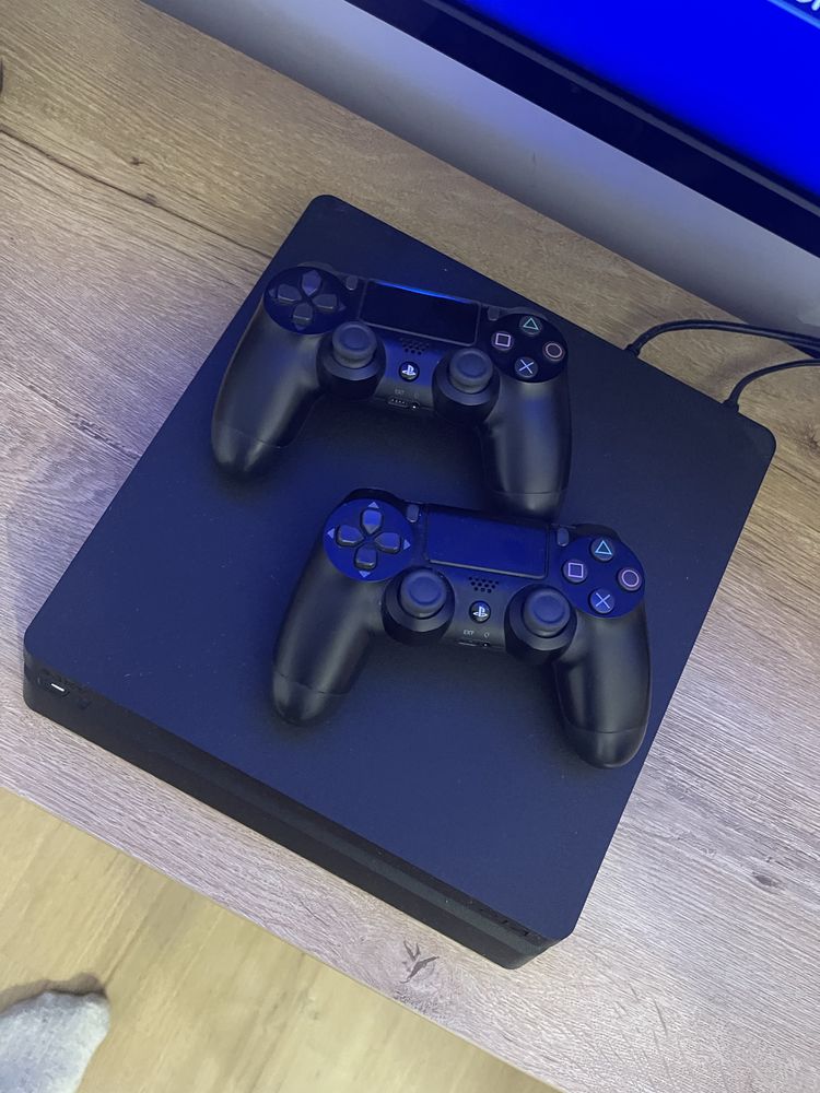 Playstation 4 w zestawie 2 pady + gra