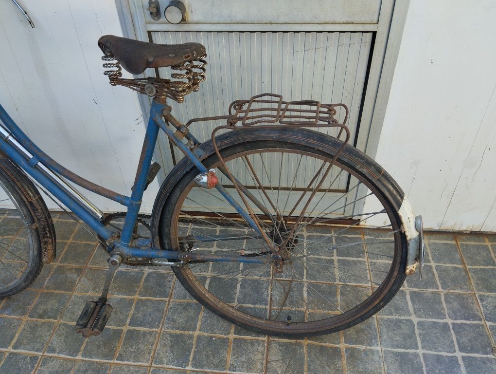 Bicicleta pasteleira antiga de senhora