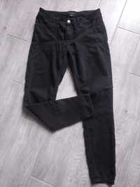 Spodnie rurki, czarny kolor firmy Amisu. 
Rozmiar 38.
