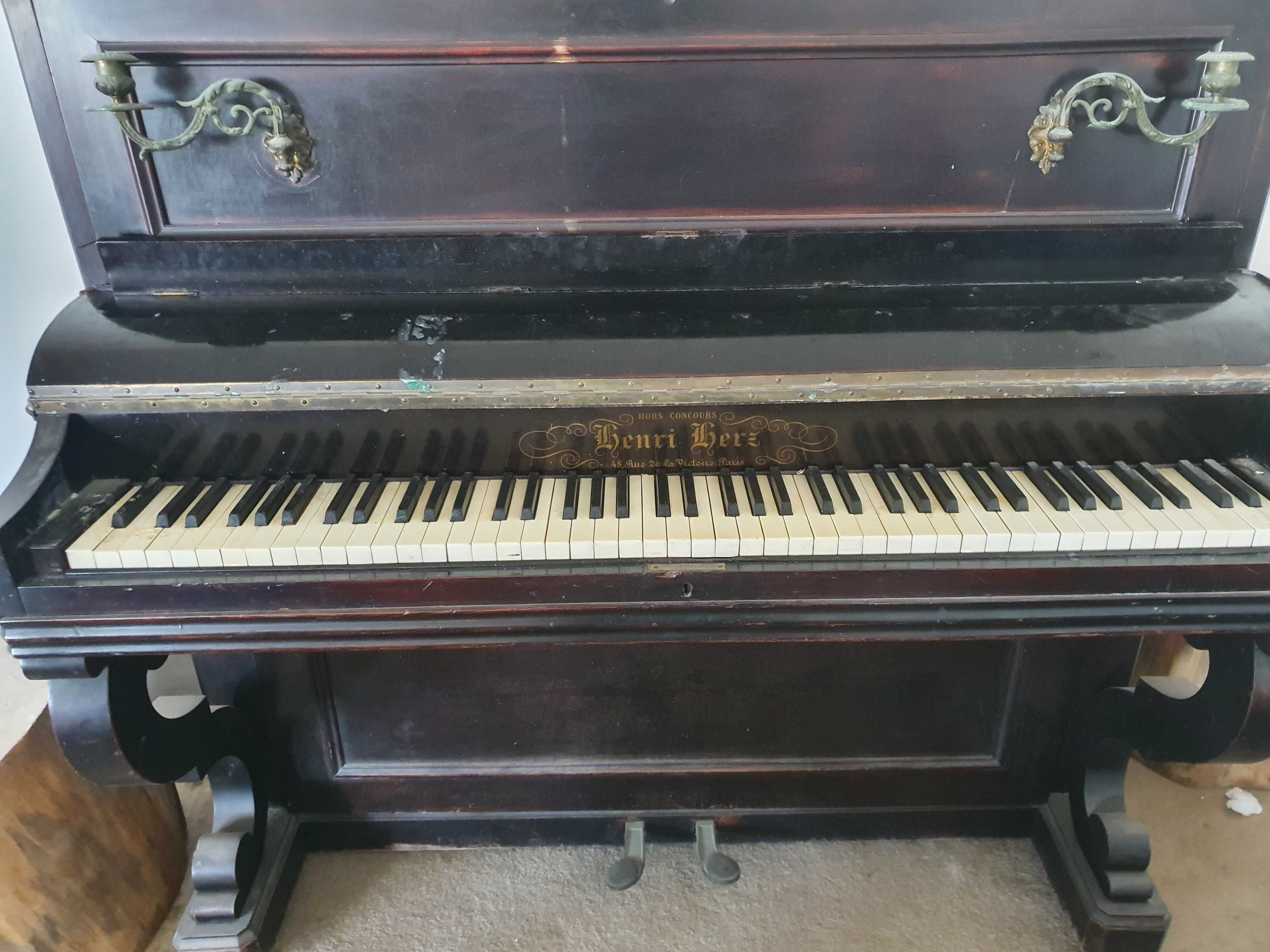 piano muito antigo