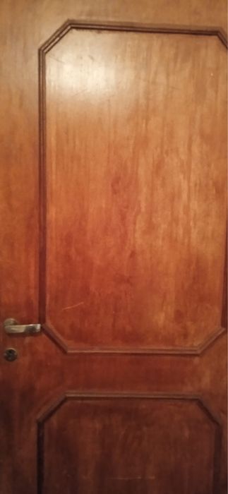 Porta /madeira castanha completa