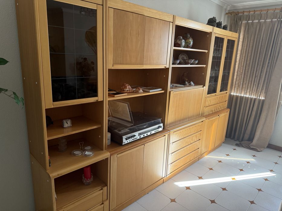 Movel de sala em madeira em bom estado de conservação