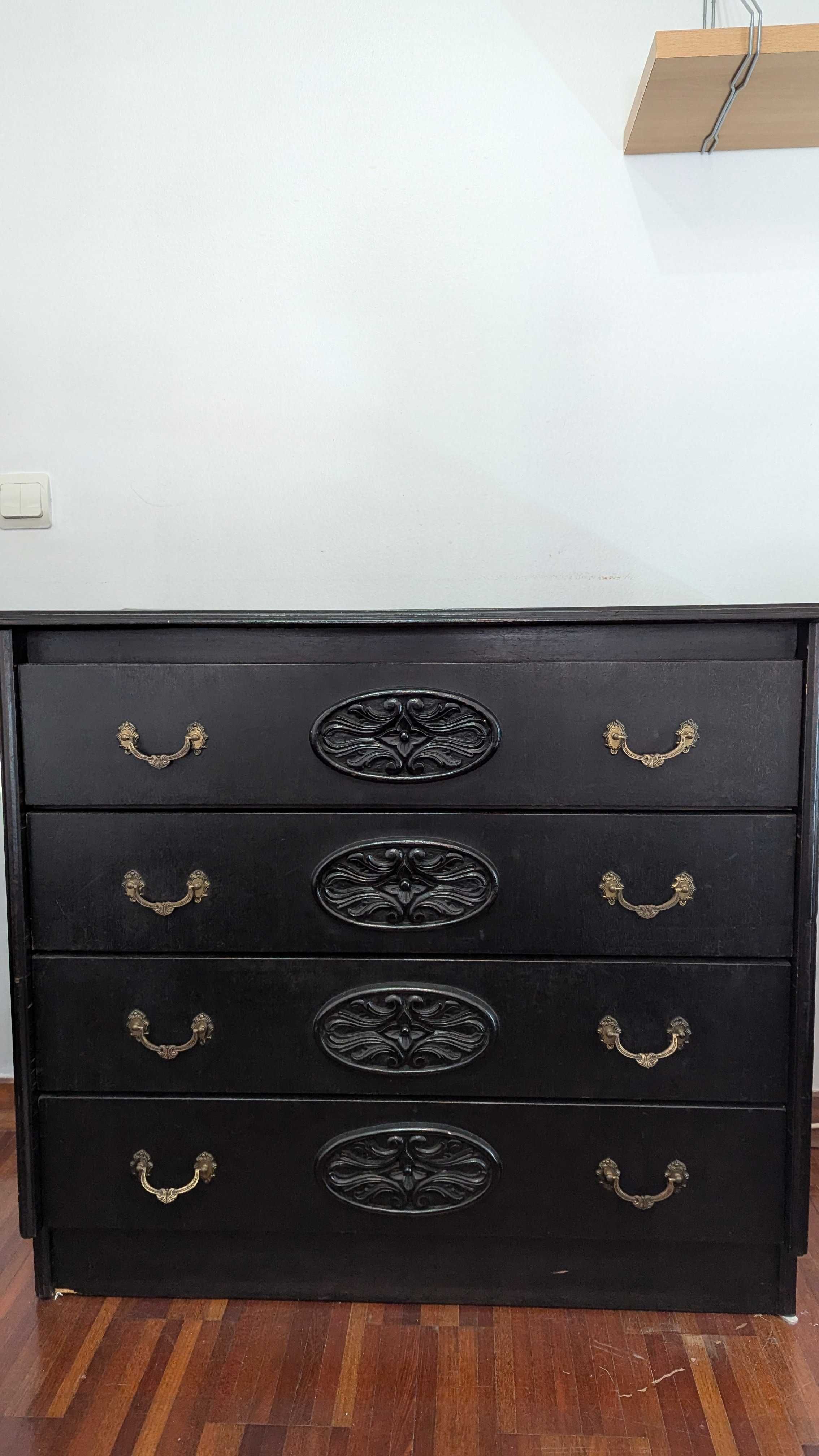 Vendo Cômoda e Mesa de Cabeceira em Madeira