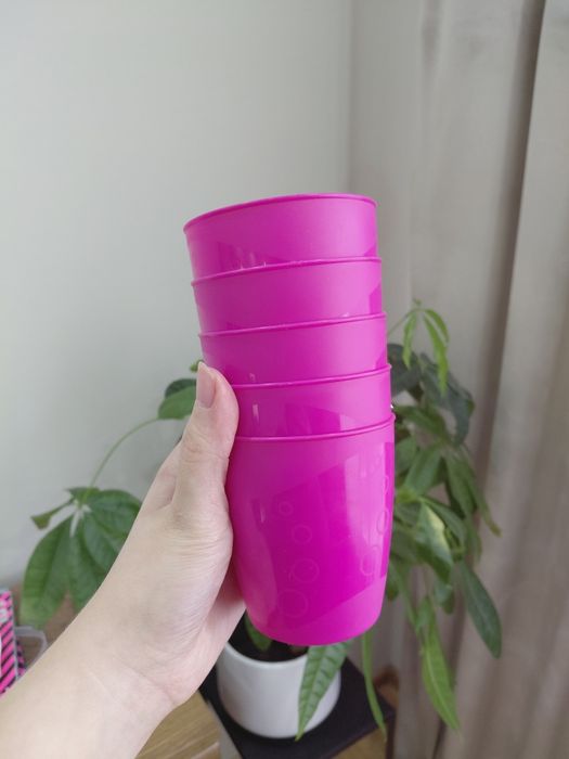 Różowe plastikowe kubki na piknik
