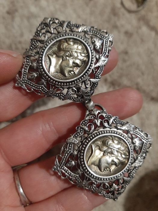 Серьги с брилиантами кулон с эмалью и изумрудом топаз змея