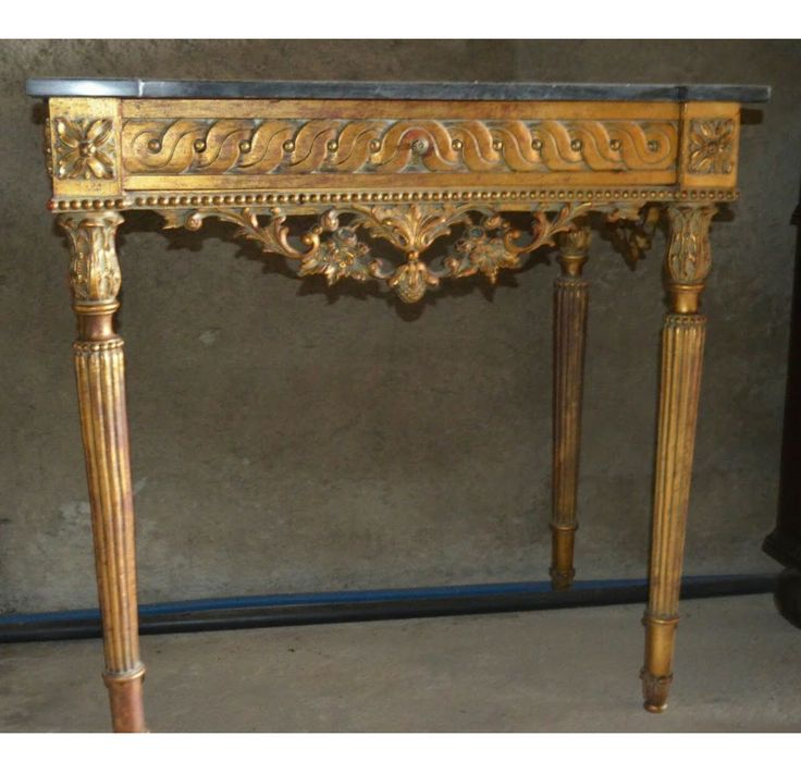 2 Mesas douradas com pedra marmore. Iguais