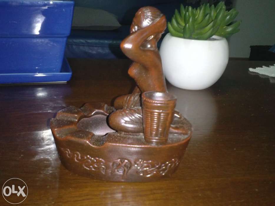 Cinzeiro com figura, em cerâmica