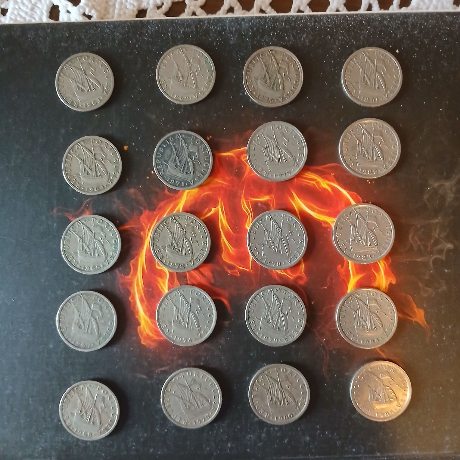 Moedas de 2 centavos e cinquenta vários anos