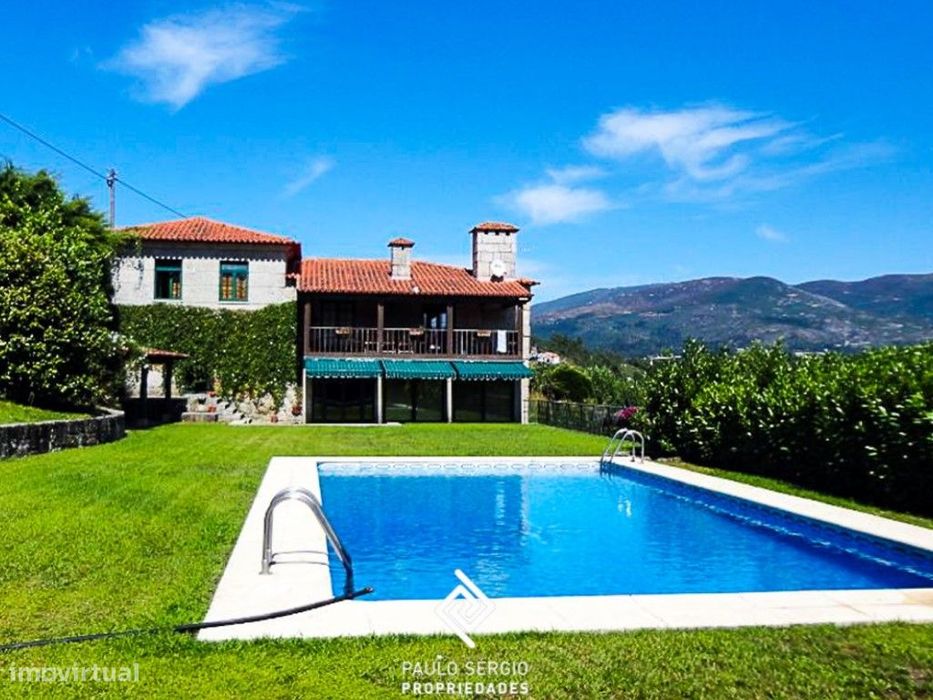 Moradia T6 com piscina localizada em Amarante