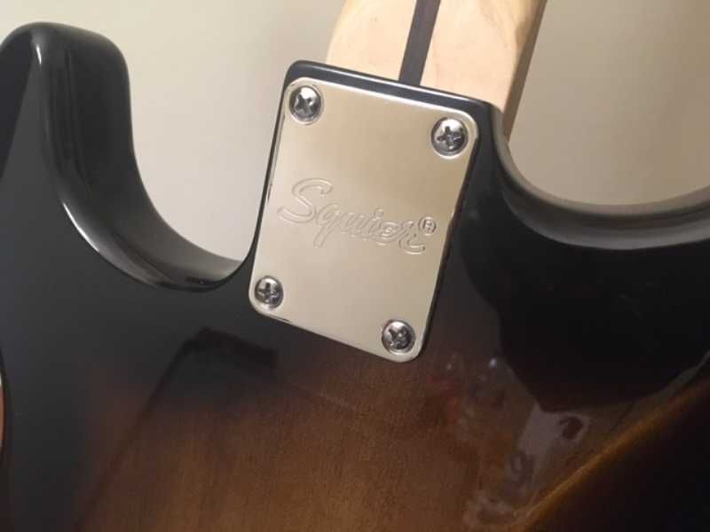 Guitarra e amplificador de qualidade em estado novo