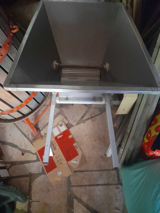 Esmagador de uvas como novo.