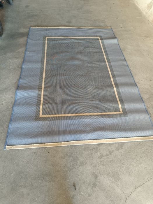 Tapete azul em bom estado