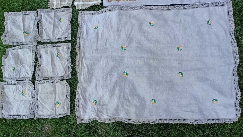 Ozdobne lniane haftowane obrusy z serwetkami