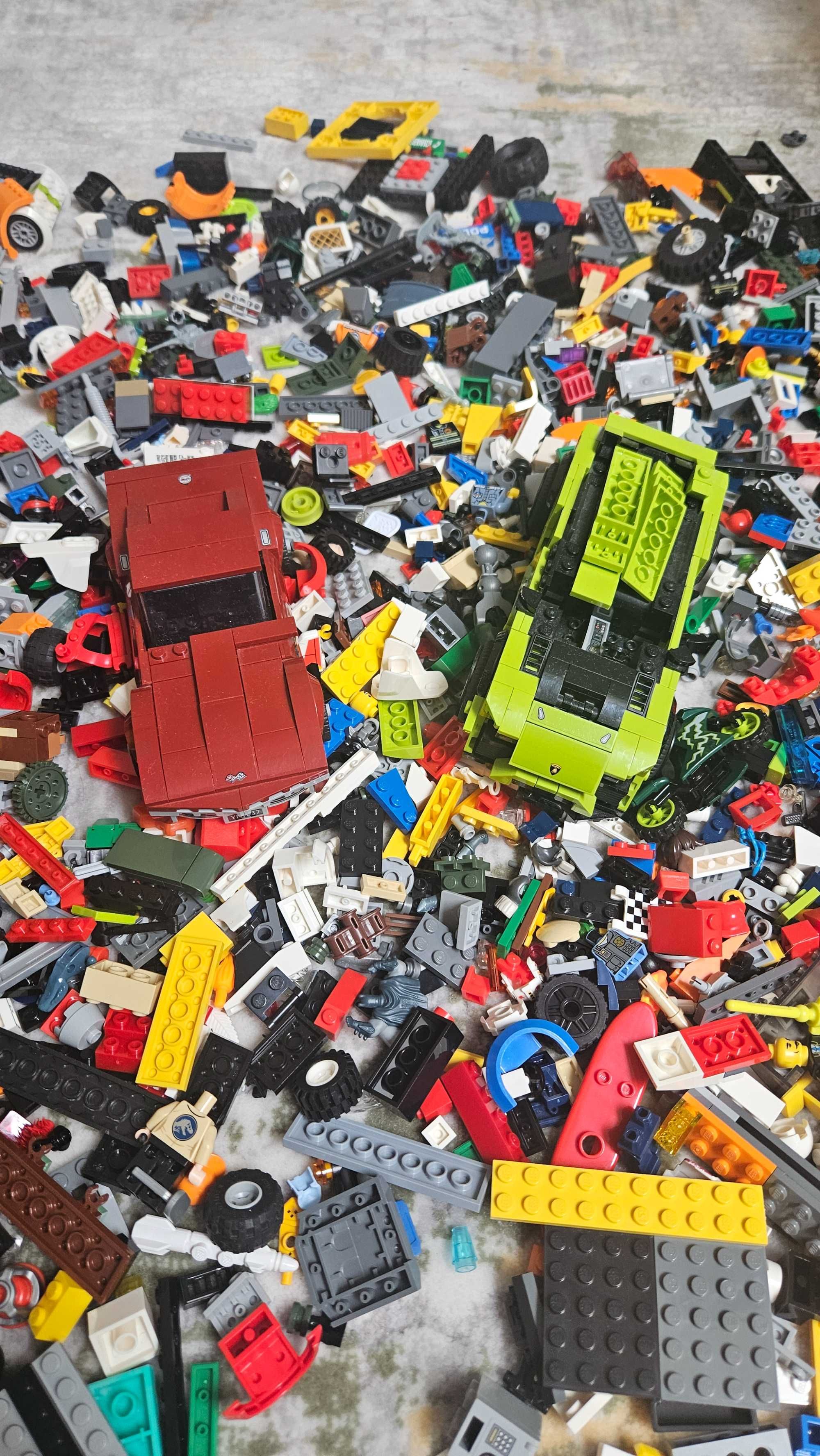 Klocki LEGO w duzej glowie LEGO + dwa samochody