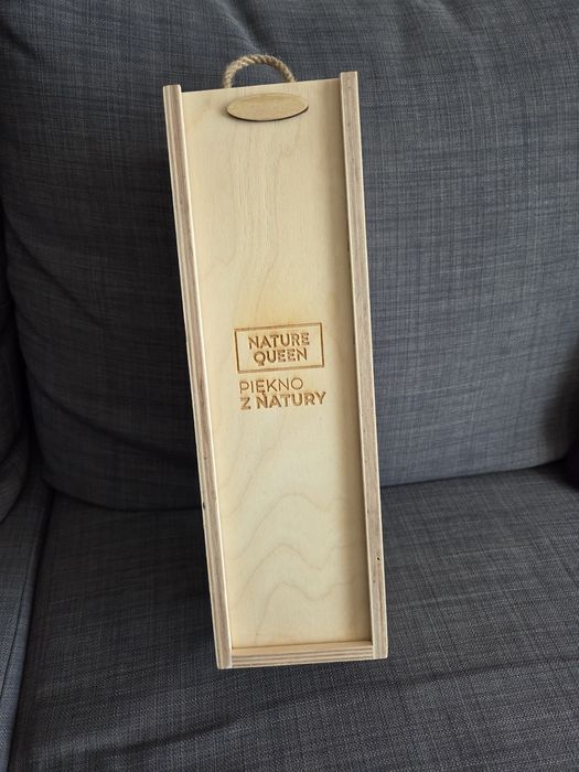 Drewniana skrzynka pojemnik na wino na prezent