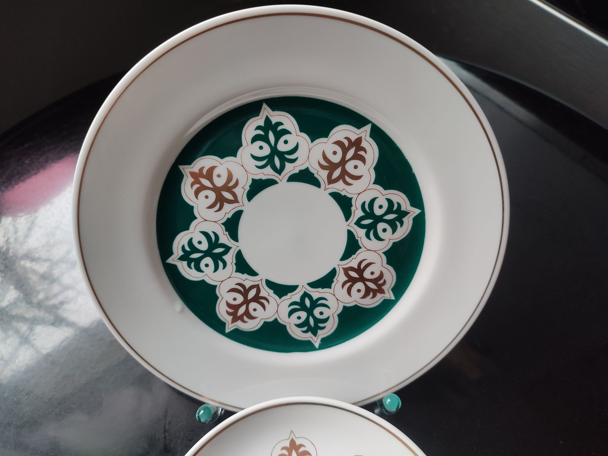 Śliczny zestaw talerza deserowego i spodka porcelana Lettin