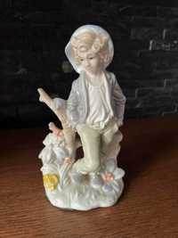 Chłopiec młodzieniec figurka porcelana szkliwiona pastelowa