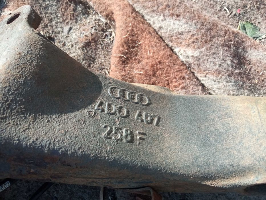 Кулак поворотний ступиця цапфа перед правий Audi A8 D2 Ауді 4D0407258F