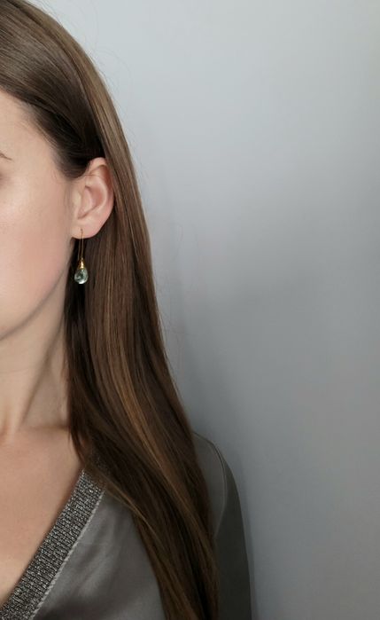 Jasne Zielone delikatne błyszczące kolczyki złote łezki light green