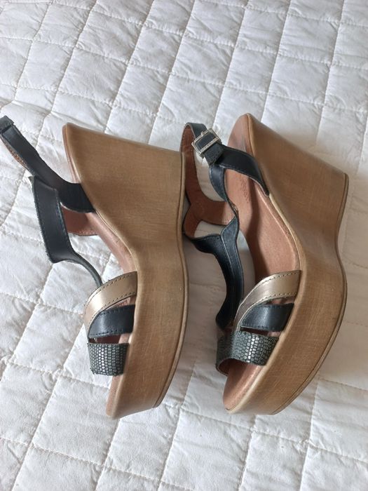 Sandálias pretas de pele Paula Urban Novas