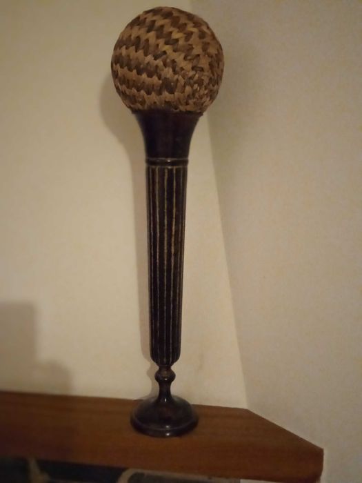 Peça decorativa muito elegante em metal