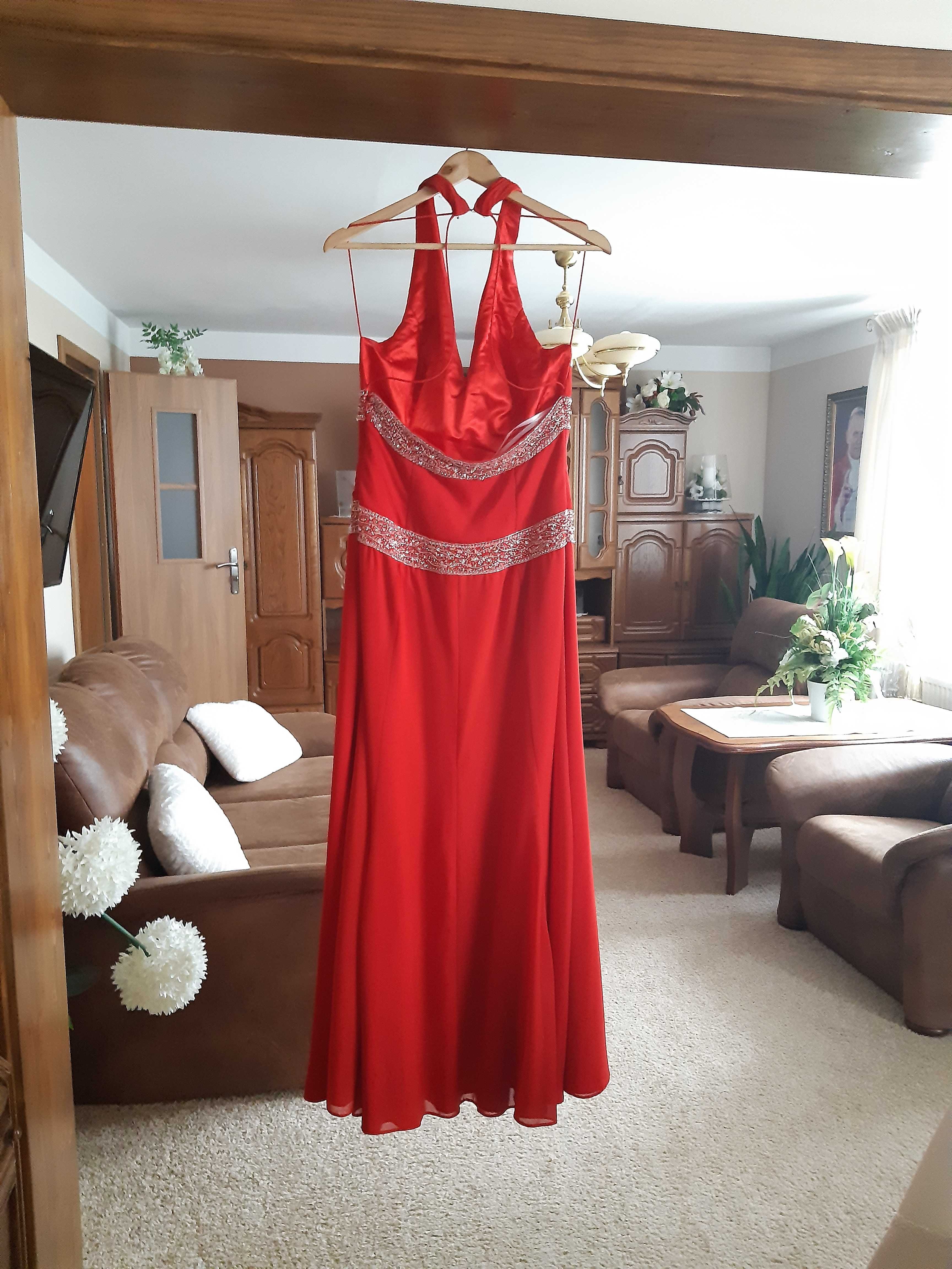 Długa sukienka koloru czerwonego