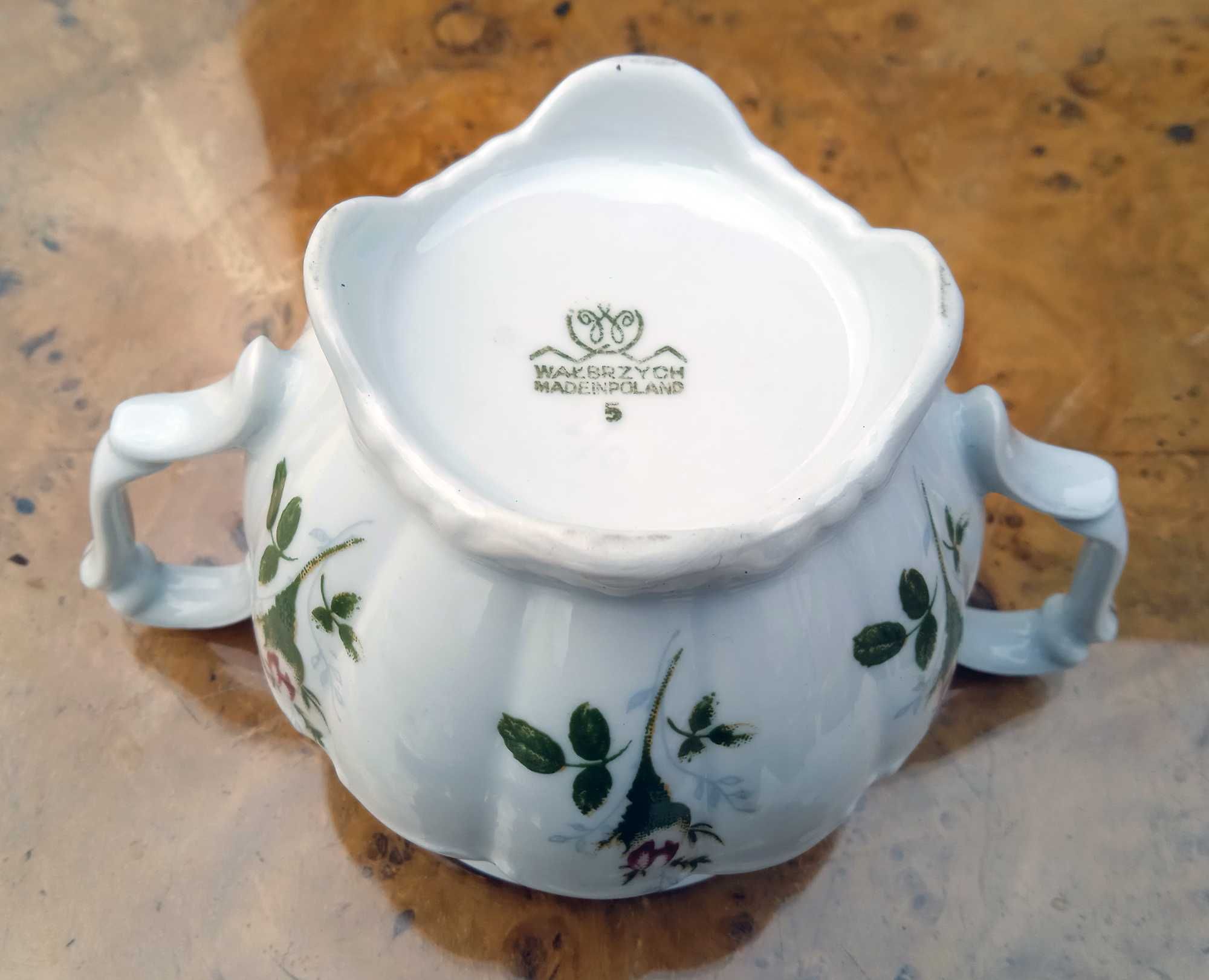 Porcelana Wałbrzych (Tielsch-Altwasser): elegancka złocona cukiernica