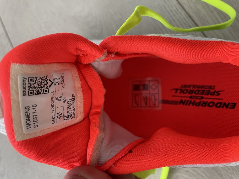 Кросівки бігові жіночі saucony endorphin shift  38р